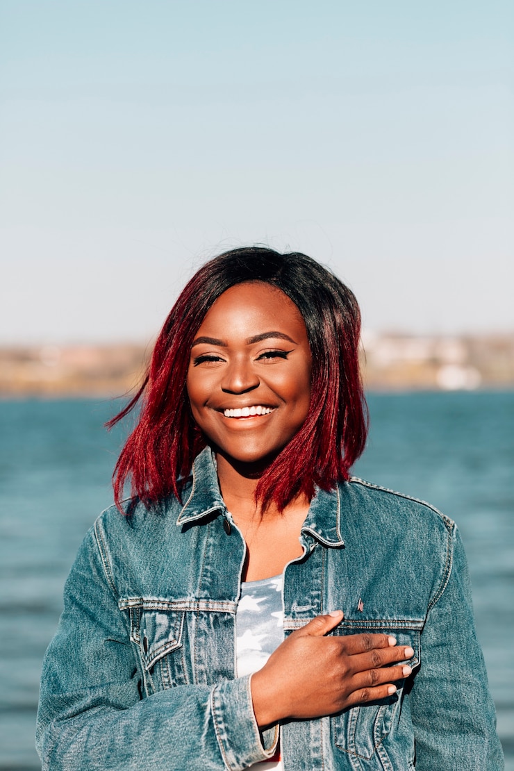 Foto gratuito donna afroamericana in piedi e tenendo la mano sul cuore