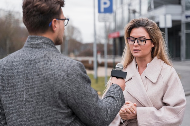 Donna al colloquio giornalistico