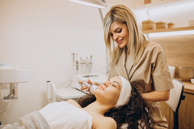 Foto gratuito donna al cosmetologo che fa le procedure di bellezza