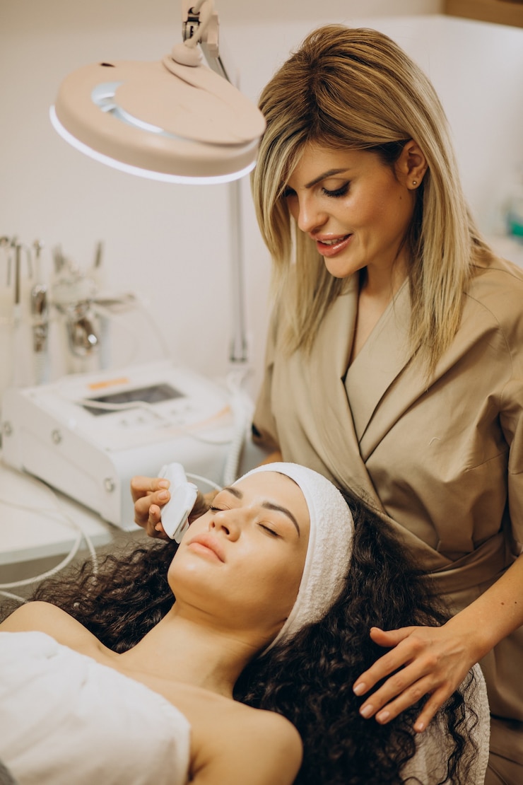 Foto gratuito donna al cosmetologo che fa le procedure di bellezza
