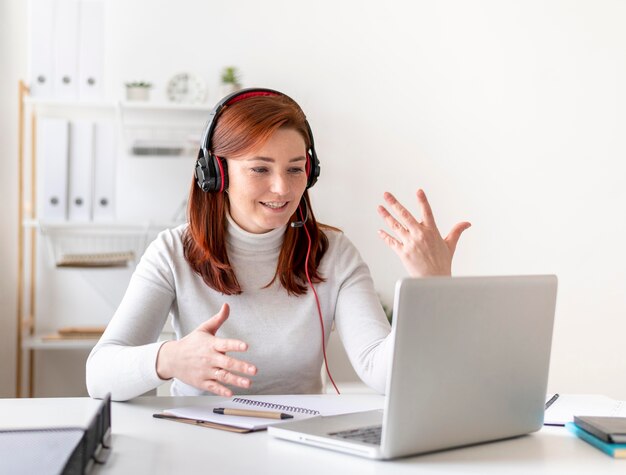 Donna al lavoro che ha videochiamata