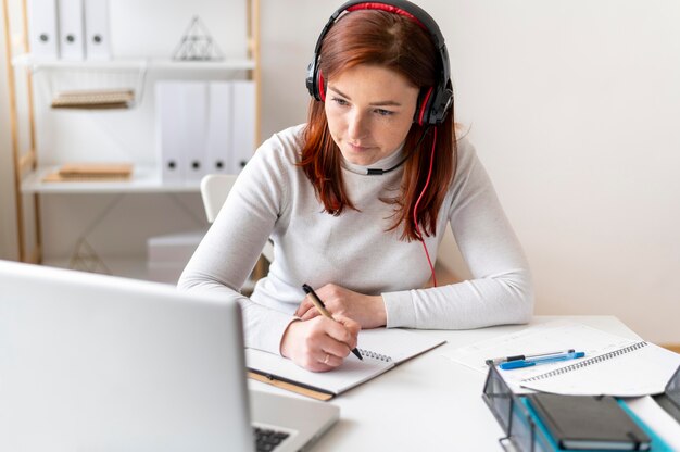 Donna al lavoro che ha videochiamata