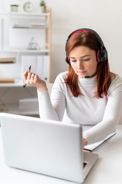 Donna al lavoro che ha videochiamata