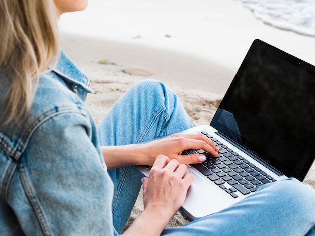 Donna al lavoro in spiaggia