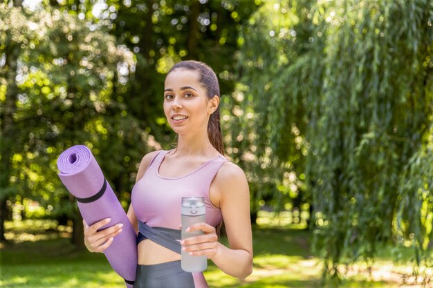 Donna al parco in abiti sportivi