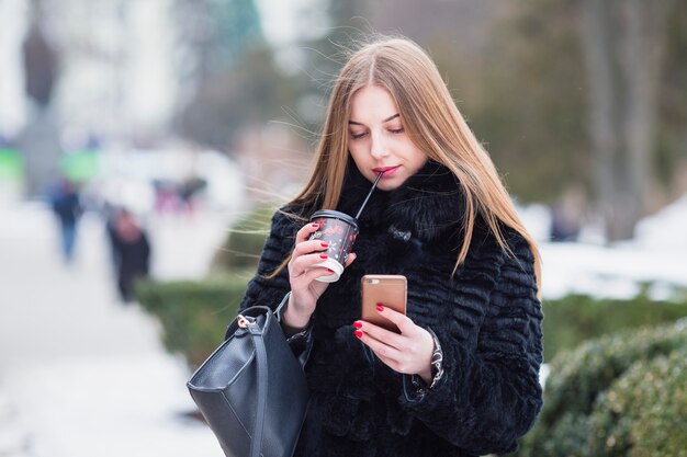 Donna all&#39;aperto in inverno