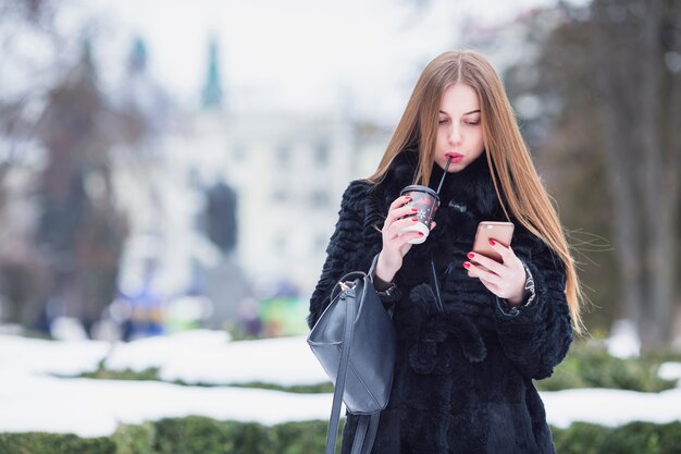 Donna all&#39;aperto in inverno