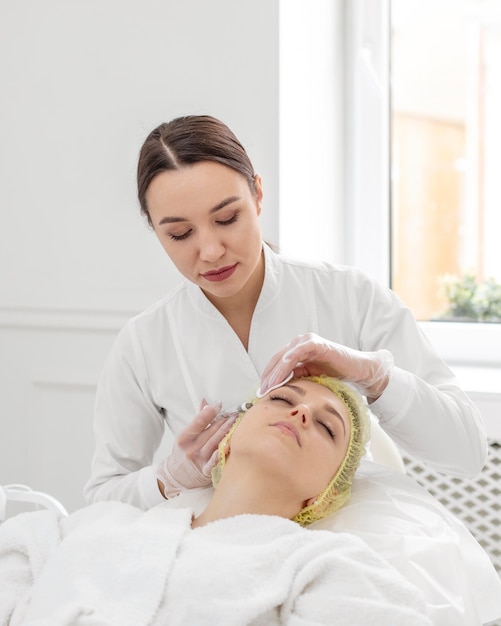 Donna alla clinica di bellezza per il trattamento di riempimento