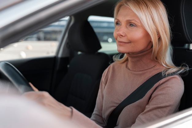 Donna alla guida di un'auto per il test per ottenere la patente di guida