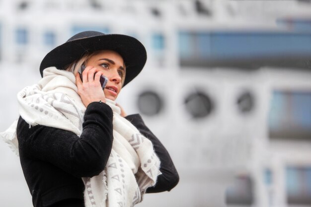 Donna alla moda che comunica sul telefono