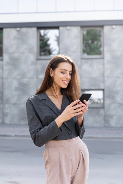 Donna alla moda che si rilassa in uno spazio urbano pulito