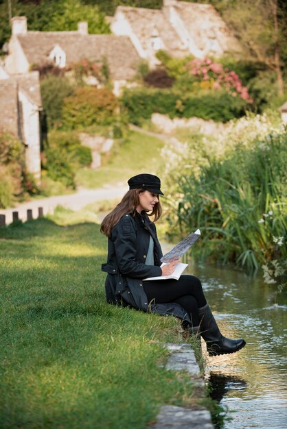 Donna alla moda con mappa per viaggiare