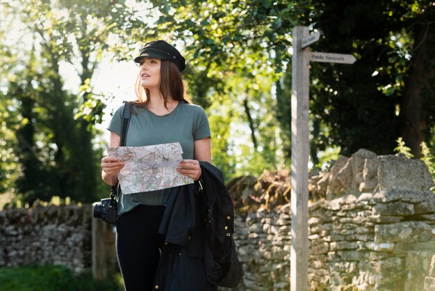 Donna alla moda con mappa per viaggiare