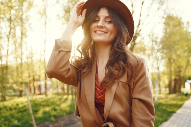 Donna alla moda trascorrere del tempo in un parco di primavera