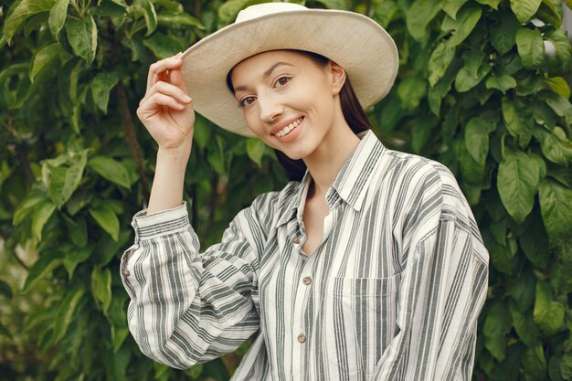 Donna alla moda trascorrere del tempo in un parco di primavera