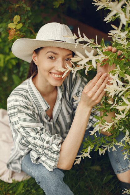 Donna alla moda trascorrere del tempo in un parco di primavera