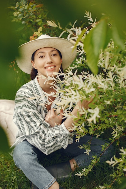 Donna alla moda trascorrere del tempo in un parco di primavera