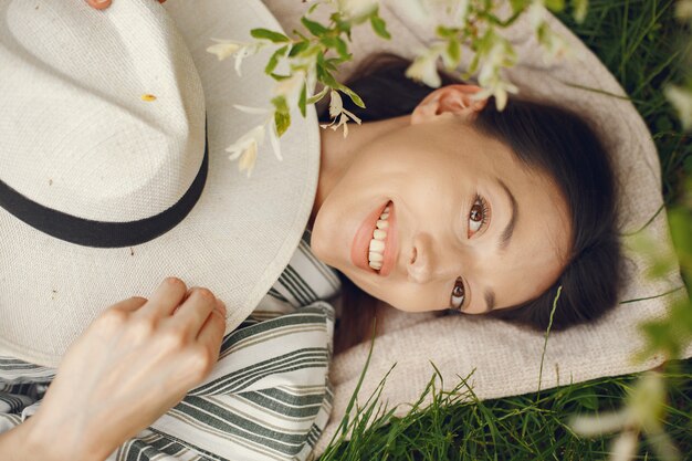 Donna alla moda trascorrere del tempo in un parco di primavera