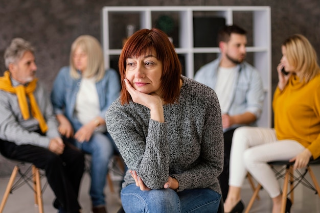 Donna alla terapia di gruppo