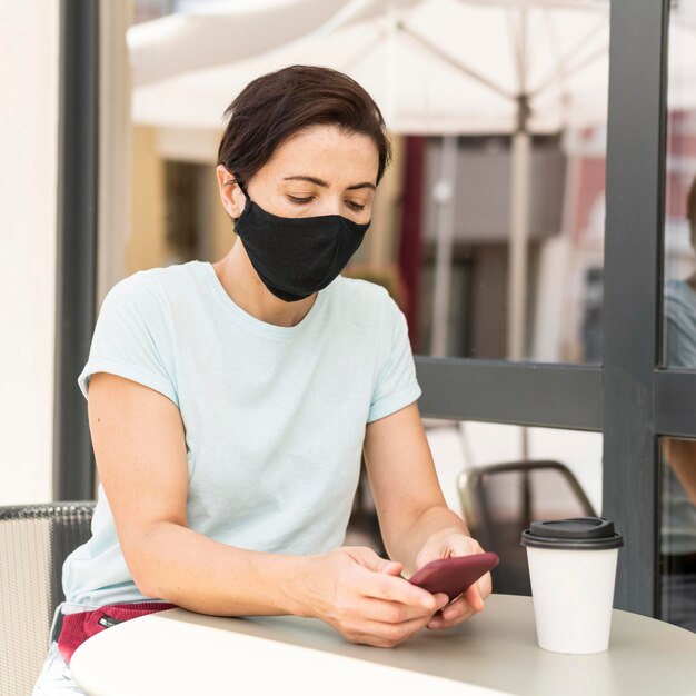 Donna alla terrazza indossando maschera