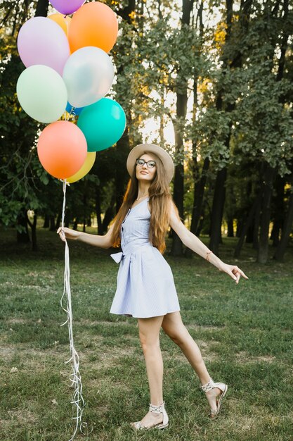 Donna allegra compleanno con palloncini