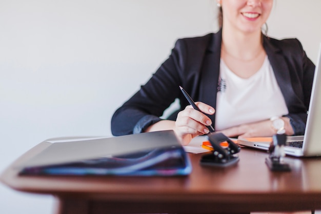 Donna allegra di lavoro d&#39;ufficio sul posto di lavoro