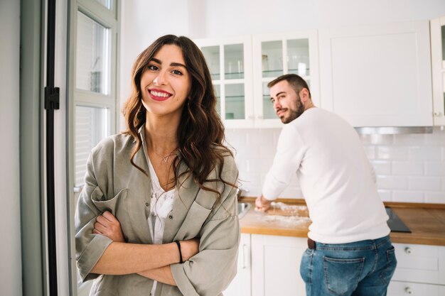 Donna allegra e uomo di cucina