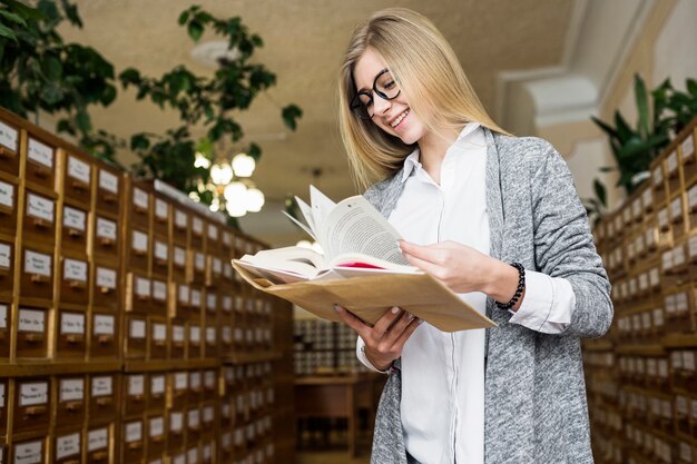 Donna allegra lanciando le pagine del libro