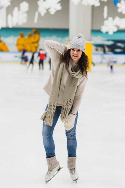 Donna allegra sulla pista di pattinaggio