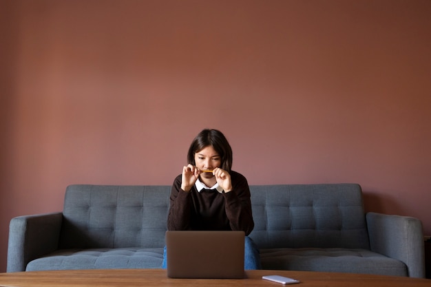 Donna ansiosa al lavoro vista frontale