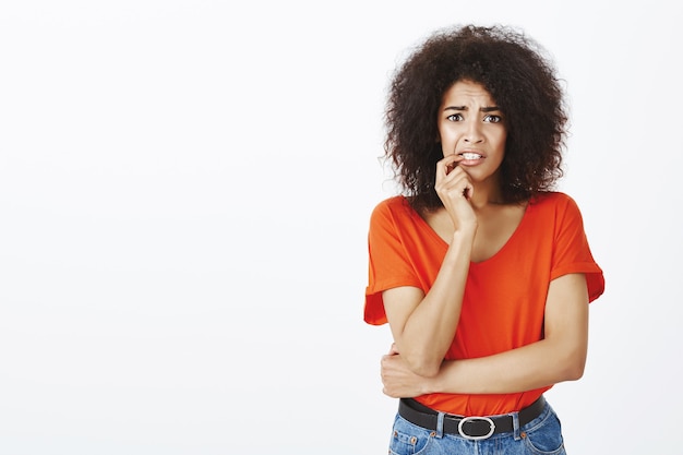 donna ansiosa con acconciatura afro in posa in studio