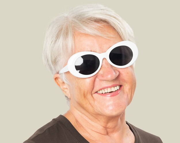 Donna anziana alla moda, indossando occhiali da sole ritratto viso