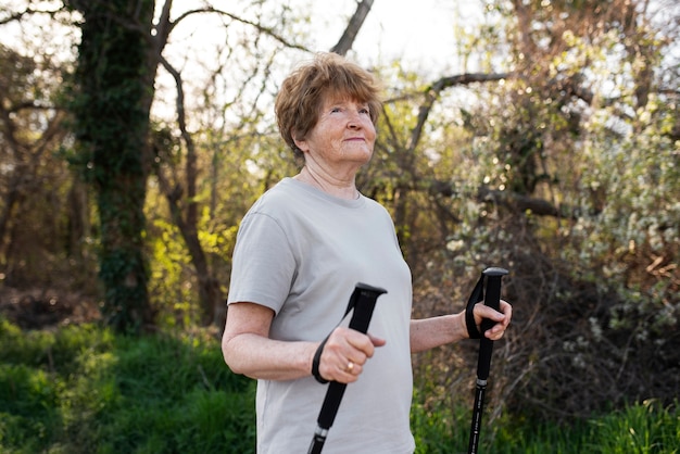 Donna anziana che cammina nel parco