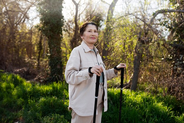 Donna anziana che cammina nel parco