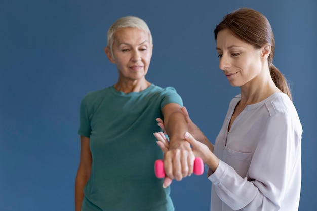 Donna anziana che fa una sessione di terapia occupazionale con uno psicologo