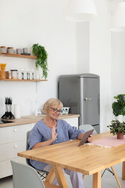 Donna anziana che fa una videochiamata con la sua famiglia