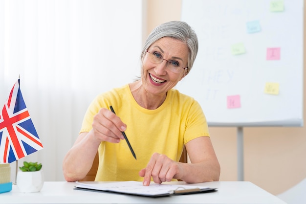 Donna anziana che insegna lezioni di inglese a casa