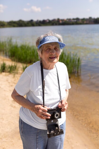 Donna anziana che viaggia da sola in estate