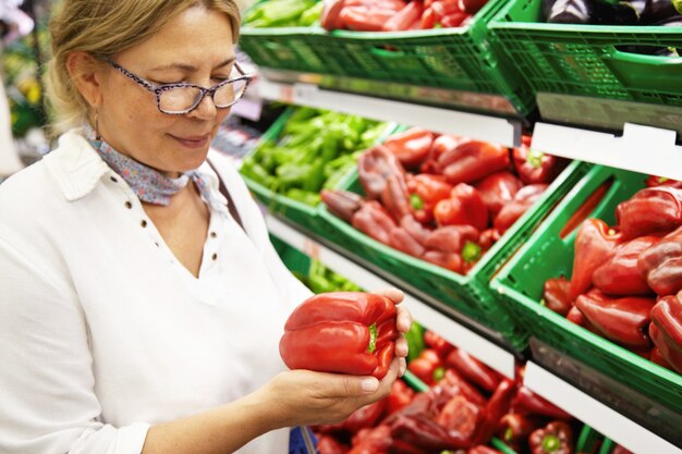 Donna anziana in supermercato