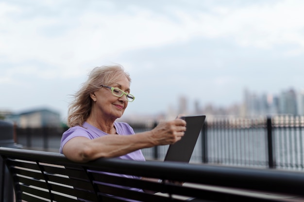 Donna anziana in viaggio per il mondo