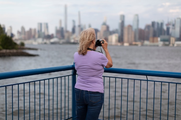 Donna anziana in viaggio per il mondo