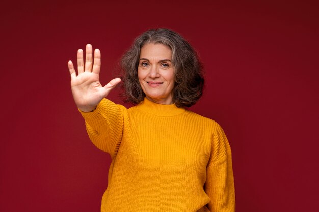 Donna anziana sorridente con tiro medio