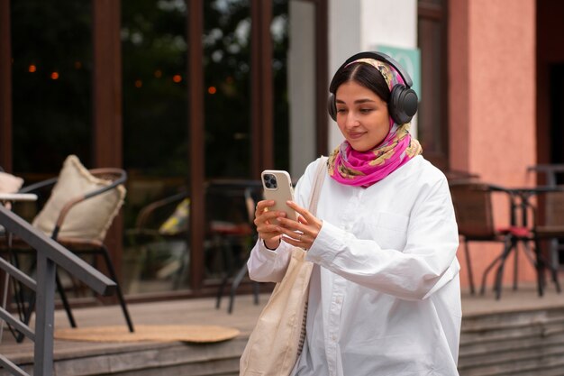 Donna araba di tiro medio che indossa l'hijab