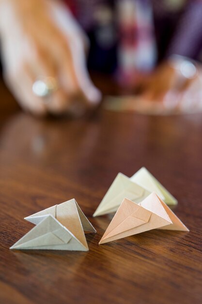 Donna asiatica che fa origami con carta giapponese