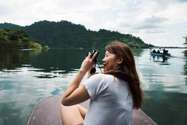 Donna asiatica che gode di un viaggio all&#39;aperto