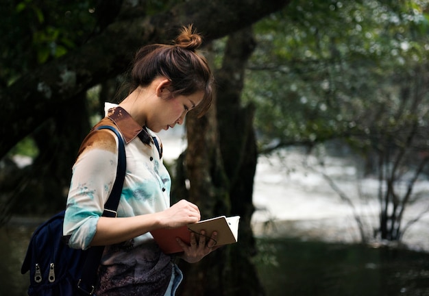 Donna asiatica che gode di un viaggio all&#39;aperto