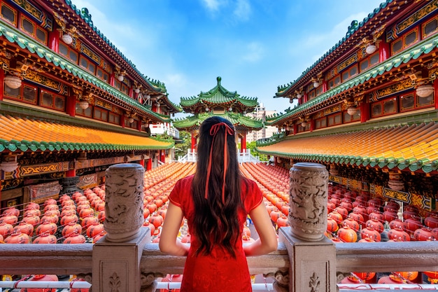 Donna asiatica che indossa abiti tradizionali cinesi al tempio Sanfeng a Kaohsiung, Taiwan.