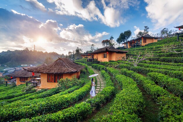 Donna asiatica che indossa abiti tradizionali cinesi al villaggio tailandese di Ban rak nella provincia di Mae Hong Son, Thailandia