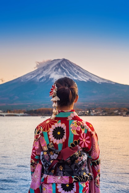 Donna asiatica che indossa il kimono tradizionale giapponese al monte Fuji. Tramonto al lago Kawaguchiko in Giappone.