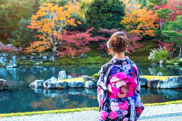 Donna asiatica che indossa il kimono tradizionale giapponese nella sosta di autunno. Giappone